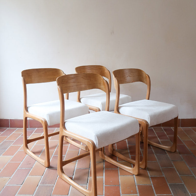 Lot de 4 chaises Baumann modèle Bémol en bois clair finition mate avec assises épaisses retapissées en bouclette écru.