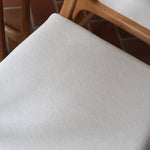 Lot de 4 chaises Baumann modèle Bémol en bois clair finition mate avec assises épaisses retapissées en bouclette écru.