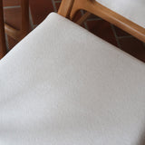 Lot de 4 chaises Baumann modèle Bémol en bois clair finition mate avec assises épaisses retapissées en bouclette écru.