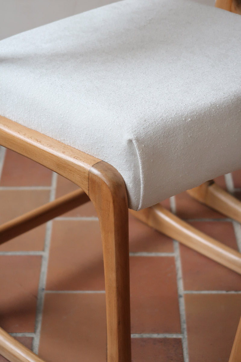 Lot de 4 chaises Baumann modèle Bémol en bois clair finition mate avec assises épaisses retapissées en bouclette écru.