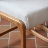 Lot de 4 chaises Baumann modèle Bémol en bois clair finition mate avec assises épaisses retapissées en bouclette écru.