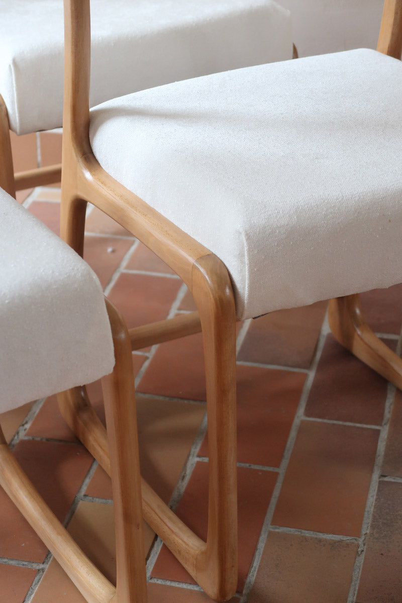 Lot de 4 chaises Baumann modèle Bémol en bois clair finition mate avec assises épaisses retapissées en bouclette écru.
