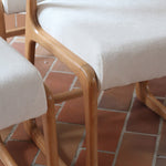 Lot de 4 chaises Baumann modèle Bémol en bois clair finition mate avec assises épaisses retapissées en bouclette écru.