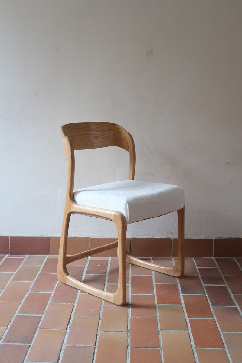 Lot de 4 chaises Baumann modèle Bémol en bois clair finition mate avec assises épaisses retapissées en bouclette écru.