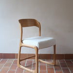 Lot de 4 chaises Baumann modèle Bémol en bois clair finition mate avec assises épaisses retapissées en bouclette écru.