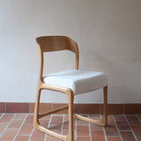 Lot de 4 chaises Baumann modèle Bémol en bois clair finition mate avec assises épaisses retapissées en bouclette écru.