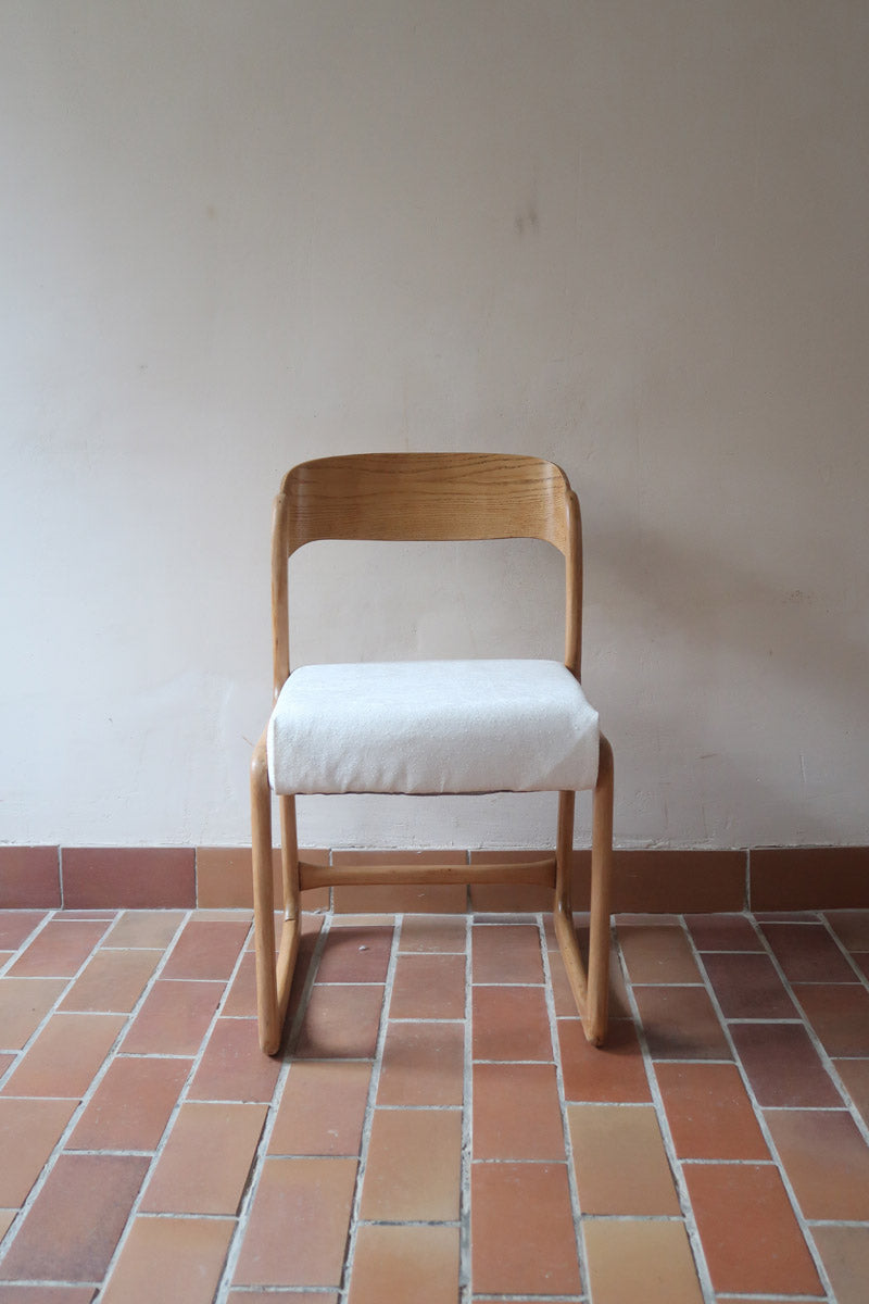 Lot de 4 chaises Baumann modèle Bémol en bois clair finition mate avec assises épaisses retapissées en bouclette écru.