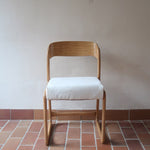 Lot de 4 chaises Baumann modèle Bémol en bois clair finition mate avec assises épaisses retapissées en bouclette écru.
