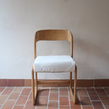 Lot de 4 chaises Baumann modèle Bémol en bois clair finition mate avec assises épaisses retapissées en bouclette écru.
