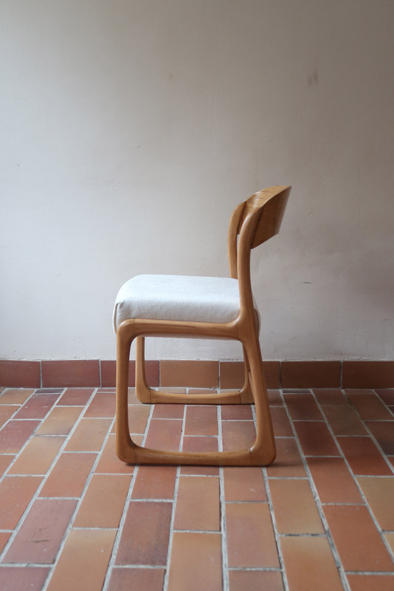 Lot de 4 chaises Baumann modèle Bémol en bois clair finition mate avec assises épaisses retapissées en bouclette écru.