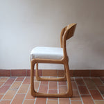 Lot de 4 chaises Baumann modèle Bémol en bois clair finition mate avec assises épaisses retapissées en bouclette écru.
