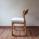 Lot de 4 chaises Baumann modèle Bémol en bois clair finition mate avec assises épaisses retapissées en bouclette écru.