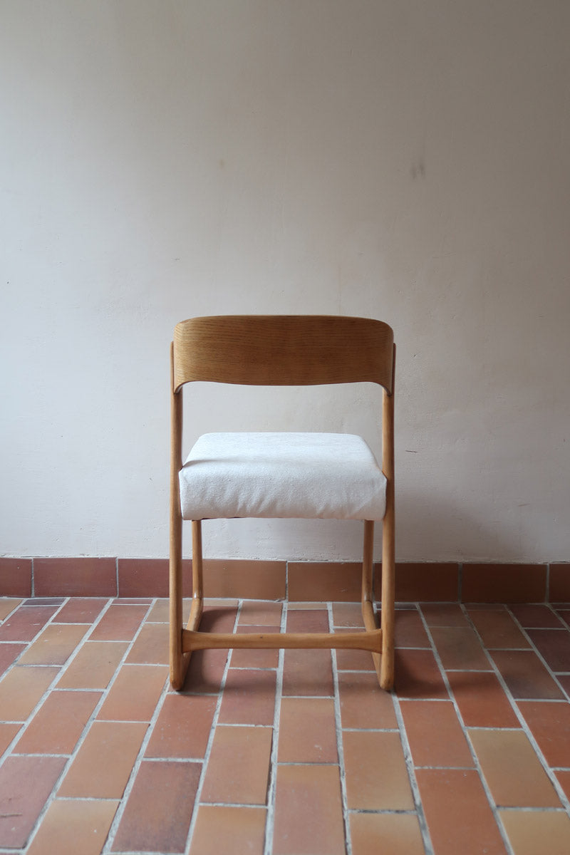 Lot de 4 chaises Baumann modèle Bémol en bois clair finition mate avec assises épaisses retapissées en bouclette écru.