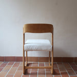 Lot de 4 chaises Baumann modèle Bémol en bois clair finition mate avec assises épaisses retapissées en bouclette écru.