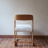 Lot de 4 chaises Baumann modèle Bémol en bois clair finition mate avec assises épaisses retapissées en bouclette écru.