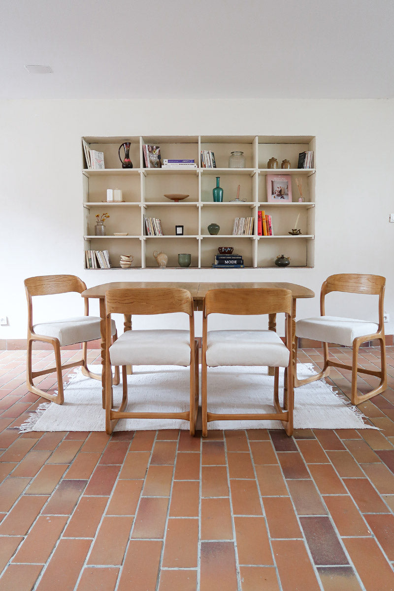 Lot de 4 chaises Baumann modèle Bémol en bois clair finition mate avec assises épaisses retapissées en bouclette écru.