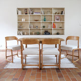 Lot de 4 chaises Baumann modèle Bémol en bois clair finition mate avec assises épaisses retapissées en bouclette écru.
