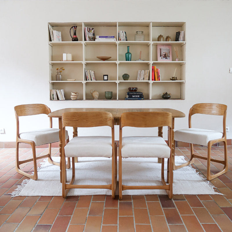 Lot de 4 chaises Baumann modèle Bémol en bois clair finition mate avec assises épaisses retapissées en bouclette écru.