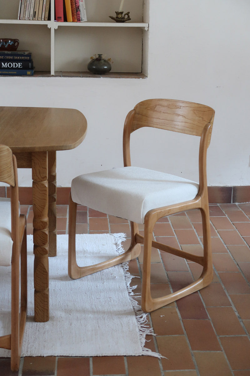 Lot de 4 chaises Baumann modèle Bémol en bois clair finition mate avec assises épaisses retapissées en bouclette écru.