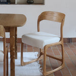 Lot de 4 chaises Baumann modèle Bémol en bois clair finition mate avec assises épaisses retapissées en bouclette écru.