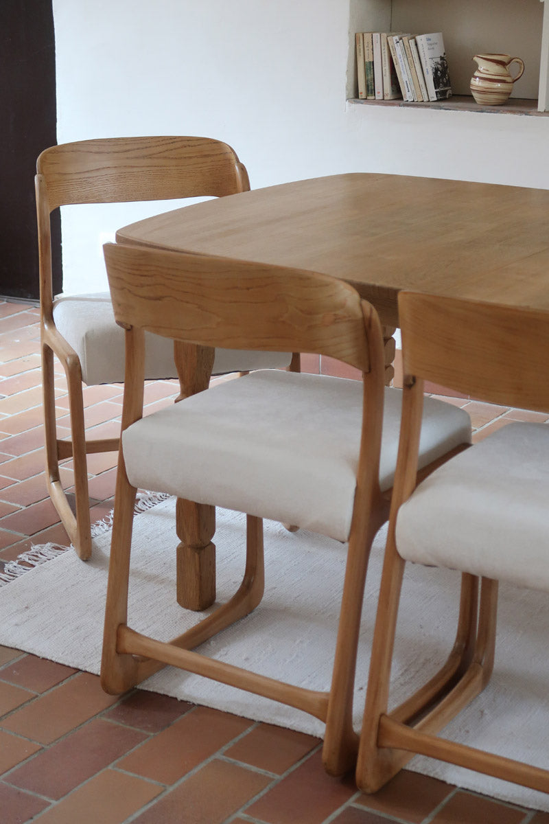 Lot de 4 chaises Baumann modèle Bémol en bois clair finition mate avec assises épaisses retapissées en bouclette écru.