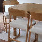 Lot de 4 chaises Baumann modèle Bémol en bois clair finition mate avec assises épaisses retapissées en bouclette écru.
