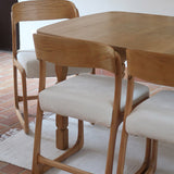 Lot de 4 chaises Baumann modèle Bémol en bois clair finition mate avec assises épaisses retapissées en bouclette écru.