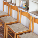 Chaises vintage en pin massif, lot de 4, assises paillées à la main tressées en épi, dossier à bandeau chantourné en arc, montants tournés à boule et pieds ronds réunis par des barreaux