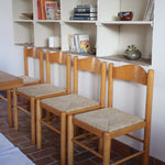Chaises vintage en pin massif, lot de 4, assises paillées à la main tressées en épi, dossier à bandeau chantourné en arc, montants tournés à boule et pieds ronds réunis par des barreaux