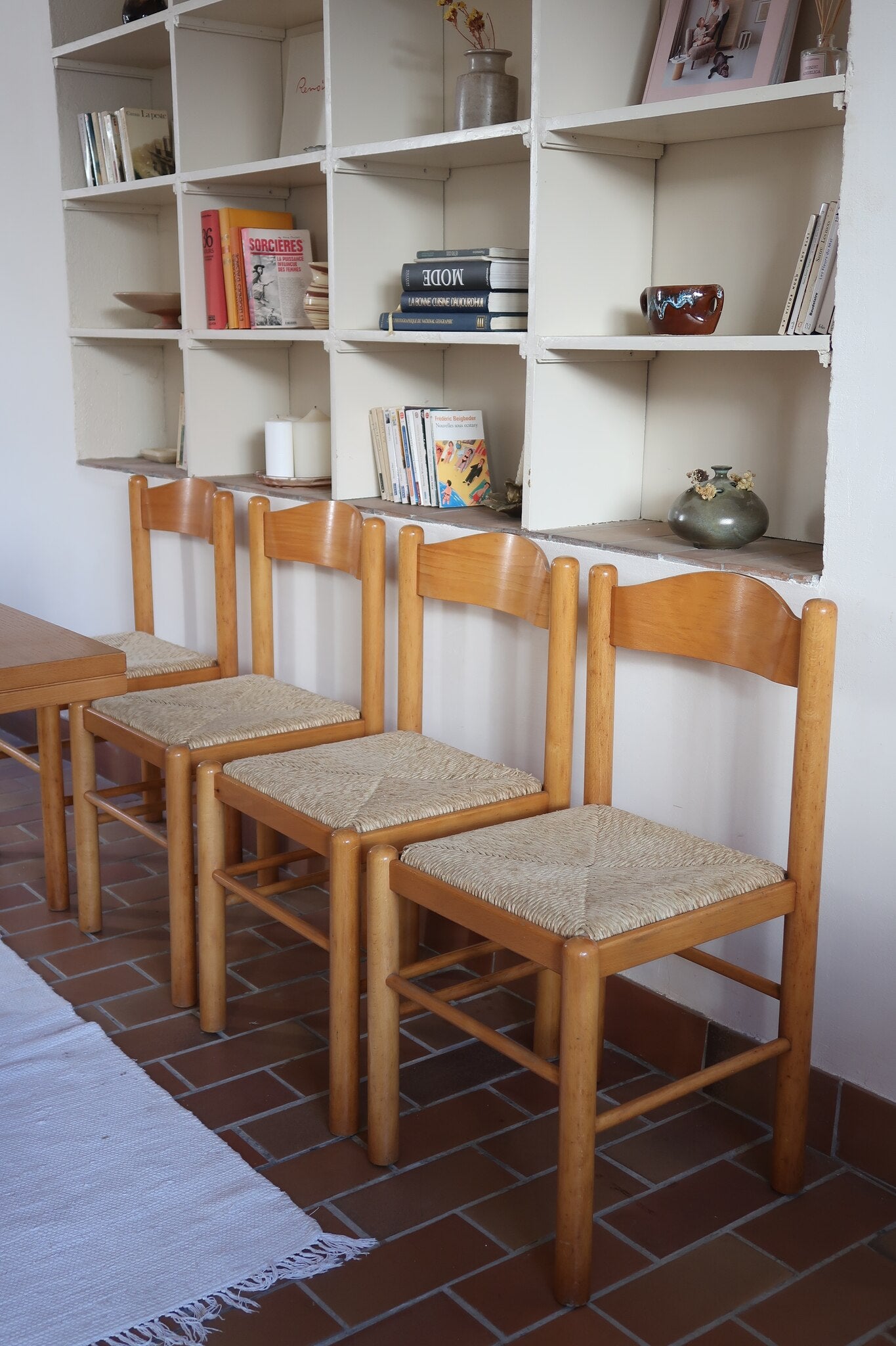 Chaises vintage en pin massif, lot de 4, assises paillées à la main tressées en épi, dossier à bandeau chantourné en arc, montants tournés à boule et pieds ronds réunis par des barreaux