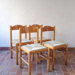Chaises vintage en pin massif, lot de 4, assises paillées à la main tressées en épi, dossier à bandeau chantourné en arc, montants tournés à boule et pieds ronds réunis par des barreaux