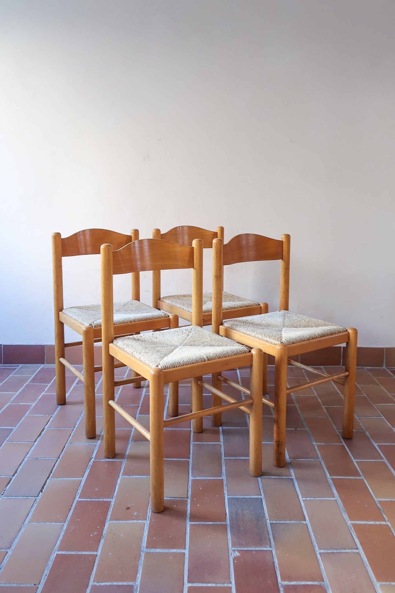 Chaises vintage en pin massif, lot de 4, assises paillées à la main tressées en épi, dossier à bandeau chantourné en arc, montants tournés à boule et pieds ronds réunis par des barreaux