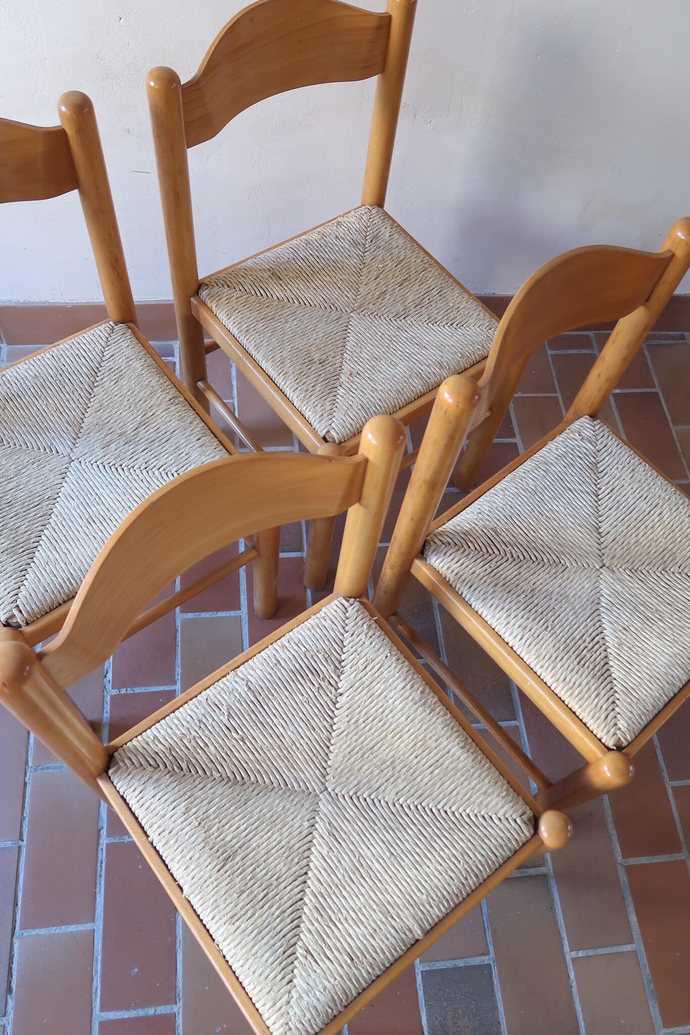 Chaises vintage en pin massif, lot de 4, assises paillées à la main tressées en épi, dossier à bandeau chantourné en arc, montants tournés à boule et pieds ronds réunis par des barreaux