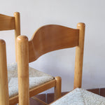 Chaises vintage en pin massif, lot de 4, assises paillées à la main tressées en épi, dossier à bandeau chantourné en arc, montants tournés à boule et pieds ronds réunis par des barreaux