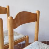 Chaises vintage en pin massif, lot de 4, assises paillées à la main tressées en épi, dossier à bandeau chantourné en arc, montants tournés à boule et pieds ronds réunis par des barreaux