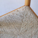 Chaises vintage en pin massif, lot de 4, assises paillées à la main tressées en épi, dossier à bandeau chantourné en arc, montants tournés à boule et pieds ronds réunis par des barreaux
