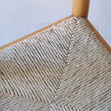 Chaises vintage en pin massif, lot de 4, assises paillées à la main tressées en épi, dossier à bandeau chantourné en arc, montants tournés à boule et pieds ronds réunis par des barreaux