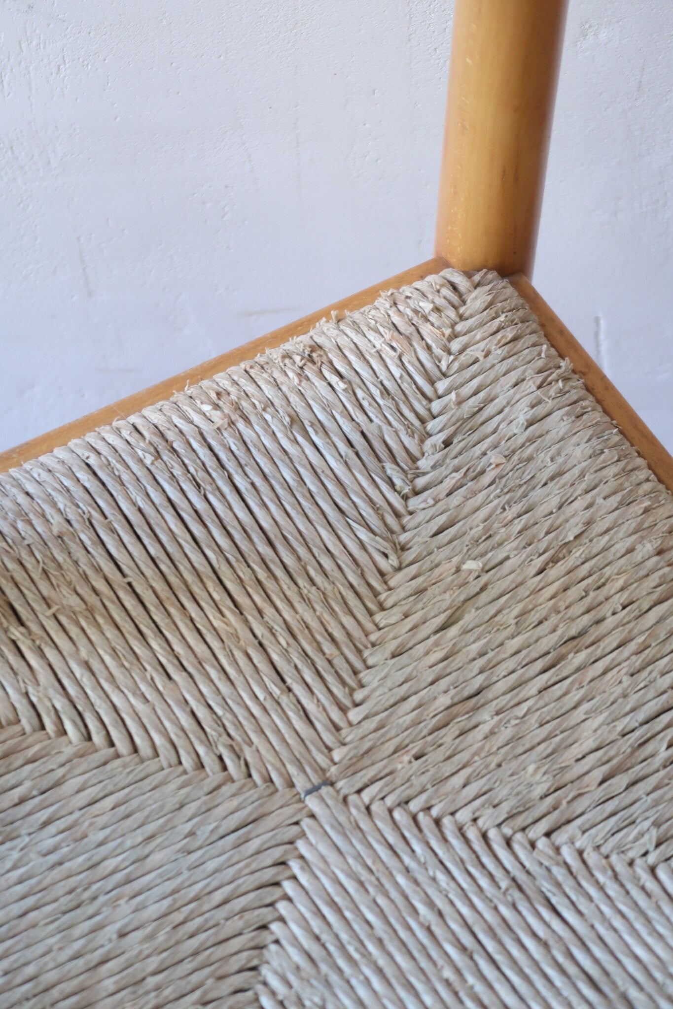 Chaises vintage en pin massif, lot de 4, assises paillées à la main tressées en épi, dossier à bandeau chantourné en arc, montants tournés à boule et pieds ronds réunis par des barreaux