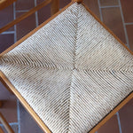Chaises vintage en pin massif, lot de 4, assises paillées à la main tressées en épi, dossier à bandeau chantourné en arc, montants tournés à boule et pieds ronds réunis par des barreaux