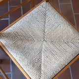 Chaises vintage en pin massif, lot de 4, assises paillées à la main tressées en épi, dossier à bandeau chantourné en arc, montants tournés à boule et pieds ronds réunis par des barreaux