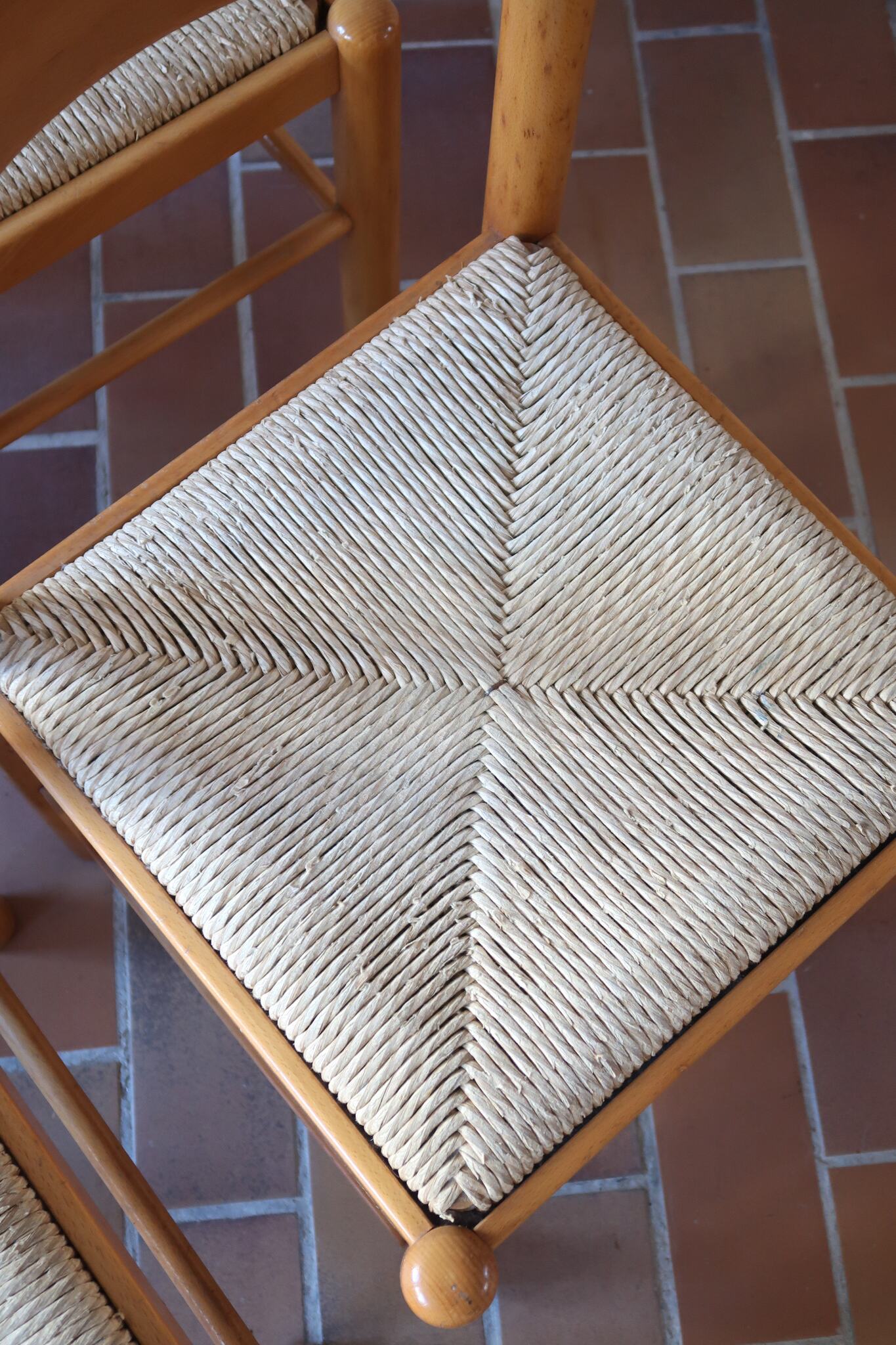 Chaises vintage en pin massif, lot de 4, assises paillées à la main tressées en épi, dossier à bandeau chantourné en arc, montants tournés à boule et pieds ronds réunis par des barreaux