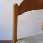 Chaises vintage en pin massif, lot de 4, assises paillées à la main tressées en épi, dossier à bandeau chantourné en arc, montants tournés à boule et pieds ronds réunis par des barreaux
