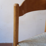 Chaises vintage en pin massif, lot de 4, assises paillées à la main tressées en épi, dossier à bandeau chantourné en arc, montants tournés à boule et pieds ronds réunis par des barreaux