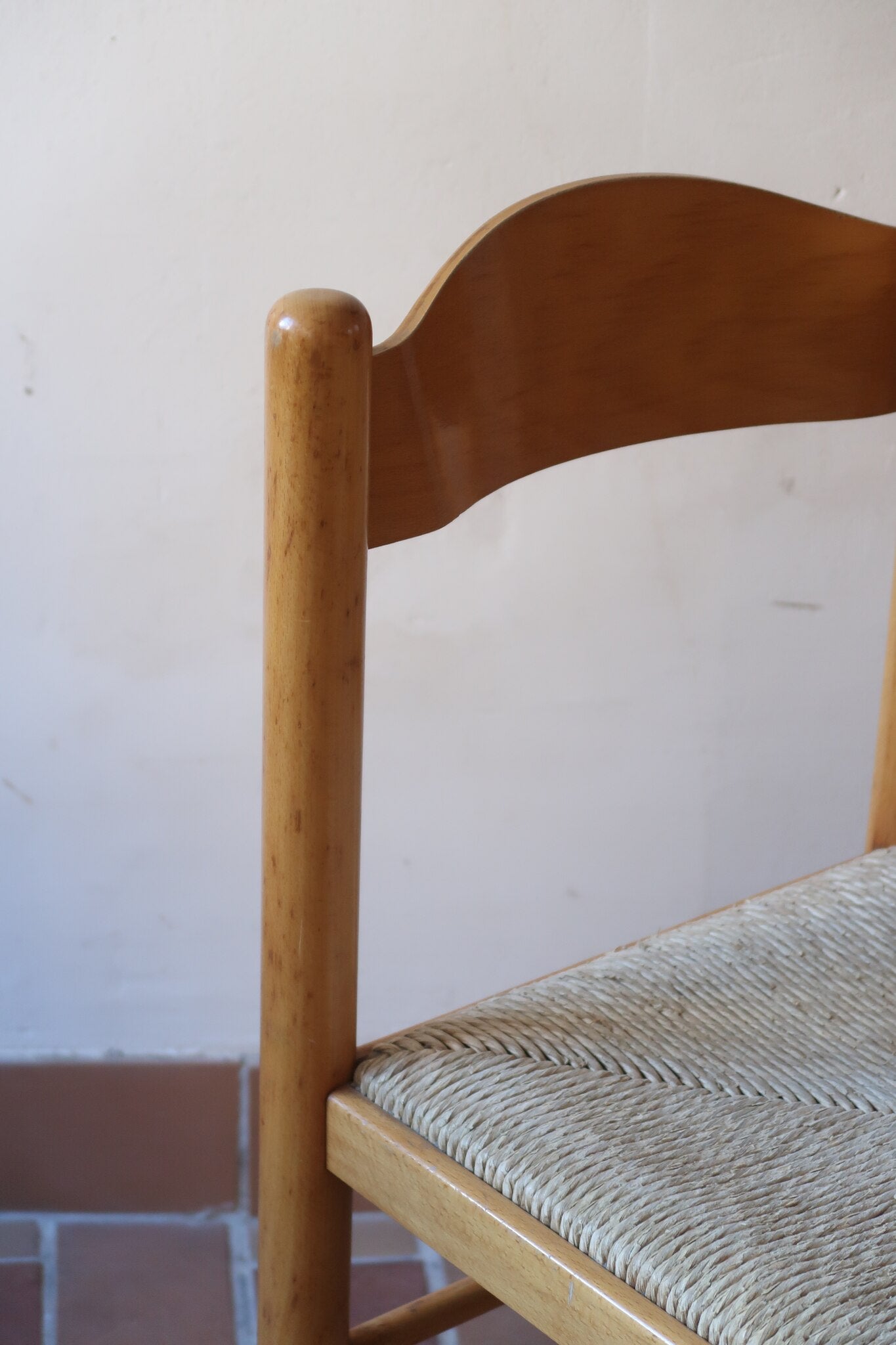 Chaises vintage en pin massif, lot de 4, assises paillées à la main tressées en épi, dossier à bandeau chantourné en arc, montants tournés à boule et pieds ronds réunis par des barreaux