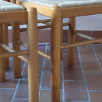 Chaises vintage en pin massif, lot de 4, assises paillées à la main tressées en épi, dossier à bandeau chantourné en arc, montants tournés à boule et pieds ronds réunis par des barreaux