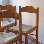 Chaises vintage en pin massif, lot de 4, assises paillées à la main tressées en épi, dossier à bandeau chantourné en arc, montants tournés à boule et pieds ronds réunis par des barreaux