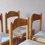 Chaises vintage en pin massif, lot de 4, assises paillées à la main tressées en épi, dossier à bandeau chantourné en arc, montants tournés à boule et pieds ronds réunis par des barreaux