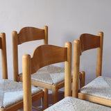 Chaises vintage en pin massif, lot de 4, assises paillées à la main tressées en épi, dossier à bandeau chantourné en arc, montants tournés à boule et pieds ronds réunis par des barreaux