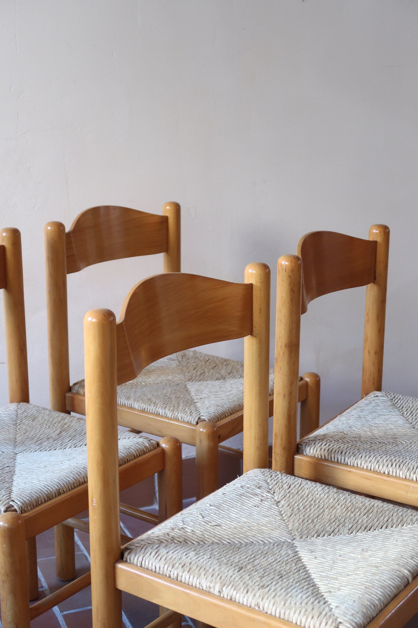 Chaises vintage en pin massif, lot de 4, assises paillées à la main tressées en épi, dossier à bandeau chantourné en arc, montants tournés à boule et pieds ronds réunis par des barreaux