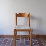 Chaises vintage en pin massif, lot de 4, assises paillées à la main tressées en épi, dossier à bandeau chantourné en arc, montants tournés à boule et pieds ronds réunis par des barreaux